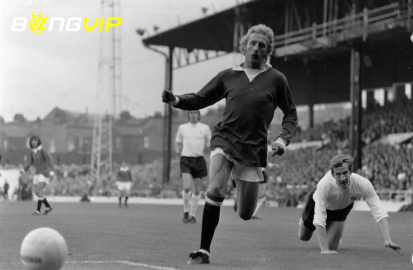 Denis Law đã có sự nghiệp lẫy lừng tại MU (Ảnh: Getty).